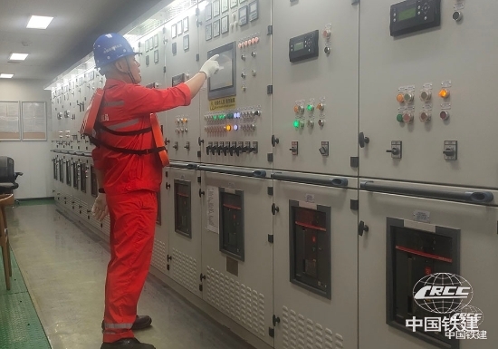 王小華正在開展系統維護(吳世蒙 攝).jpg