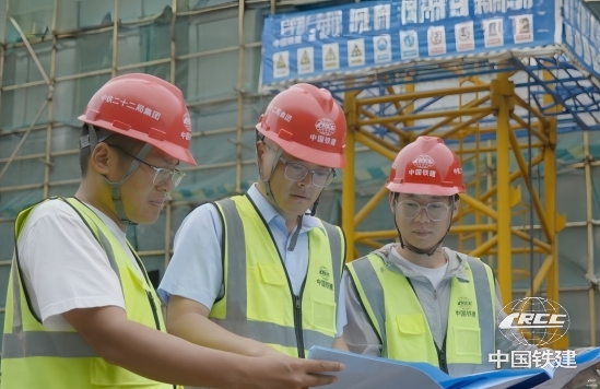 蔡汶翰(左2)與技術(shù)團(tuán)隊現(xiàn)場核圖攻堅(龔雪萍 供圖).jpg